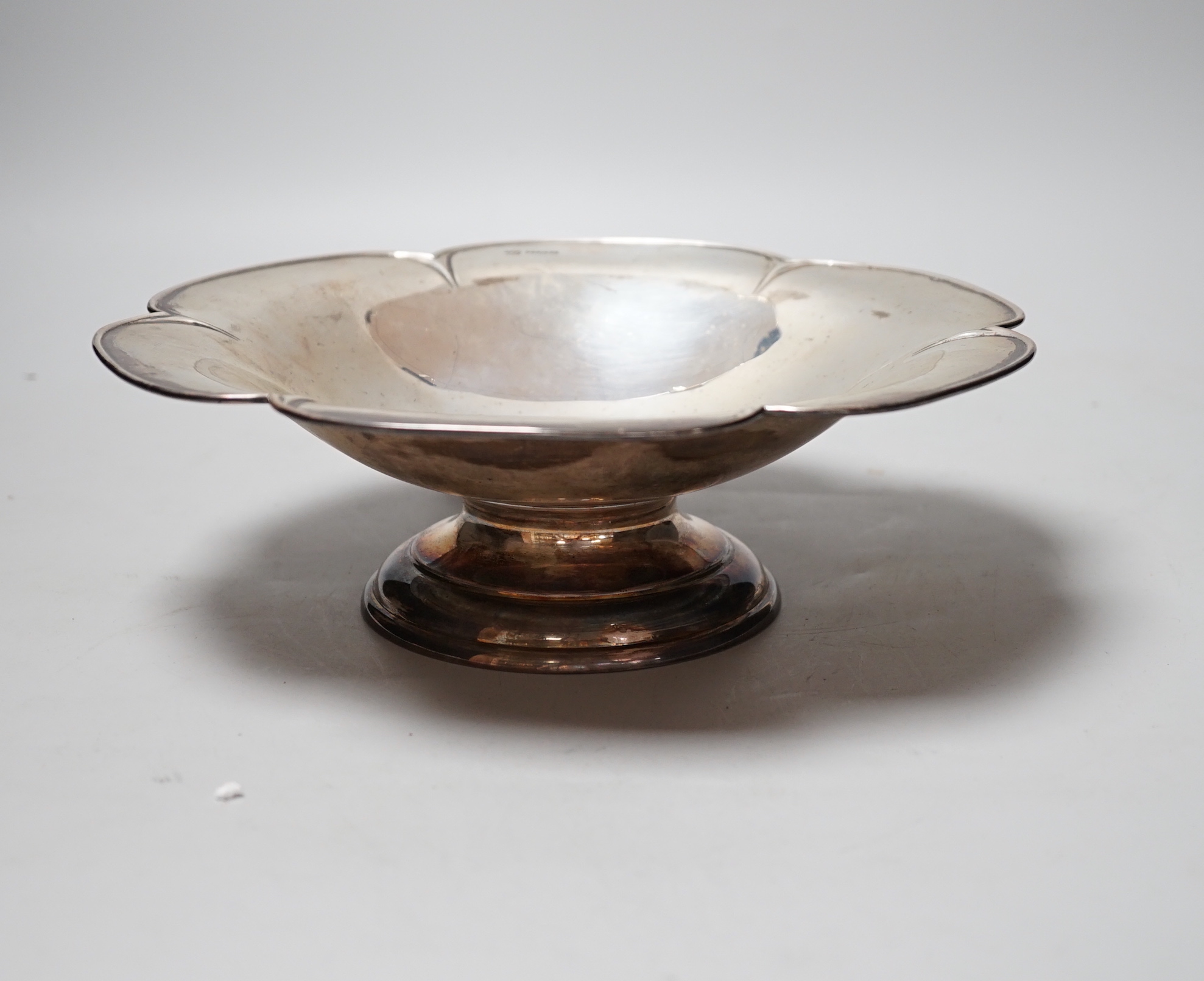 A George V silver pedestal fruit bowl, Z. Barraclough & Sons, Sheffield, 1915, 25.4cm, 17.4oz.